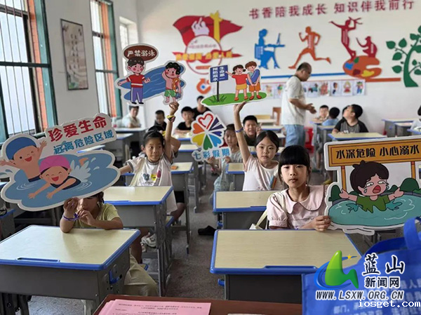 华体会登陆网站返乡大学生开展“防性侵，防溺水”暑期安全教育宣讲活动.jpg