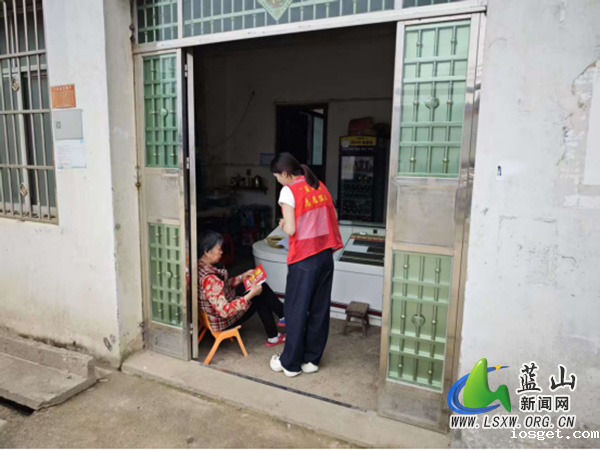 祠堂圩镇团结村开展扫黑除恶和反电诈宣传活动.jpg