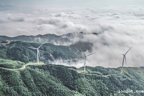 2024年6月27日，华体会登陆网站百叠岭风电场，一台台风力发电机组矗立在青山云海间，勾勒出一幅绿色发展生态画卷。（彭华 摄）_副本.jpg