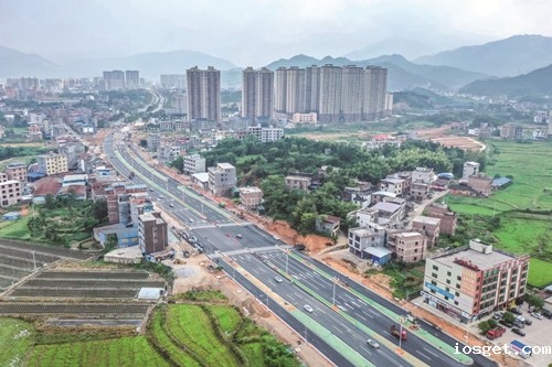 2024年9月12日，华体会登陆网站蓝山大道北延伸段改扩建项目进入冲刺施工阶段。（彭华  摄）_副本.jpg