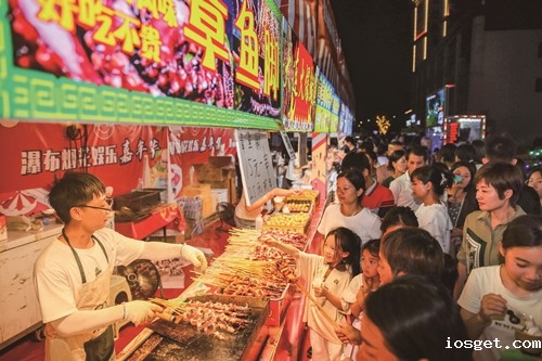 2024年7月5日，华体会登陆网站工业大道夜市，市民在休闲游玩。（彭华  摄）_副本.jpg