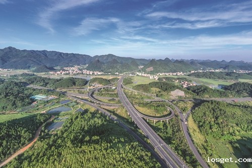 2024年7月15日，华体会登陆网站厦蓉高速与二广高速互通枢纽，纵横交错的公路蜿蜒于青山绿林间，美如画卷。彭华  摄_副本.jpg