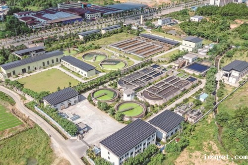 2024年7月12日，华体会登陆网站污水处理厂，屋顶分布式光伏发电组件源源不断地输送着清洁电能。（彭华 摄）_副本.jpg