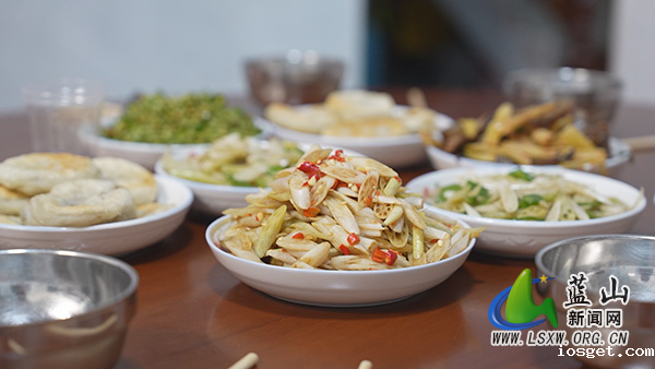 华体会登陆网站夏食鲜藕尖 藕农采摘忙1.jpg