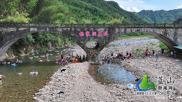 毛俊镇杨家洞村：天然泳池撬动清凉经济 乡村夏日焕发勃勃生机.jpg