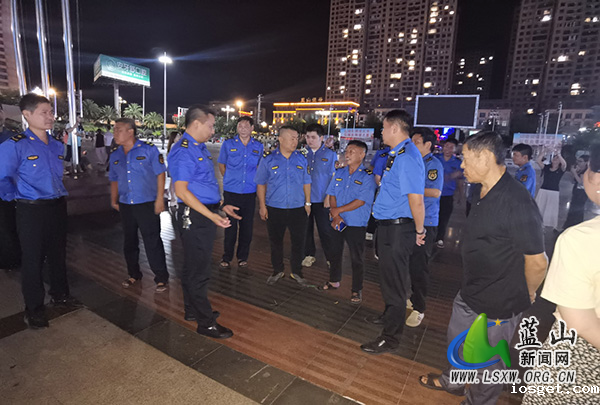 华体会登陆网站城市管理和综合执法局开展城市广场游乐设施占道经营整治行动.jpg