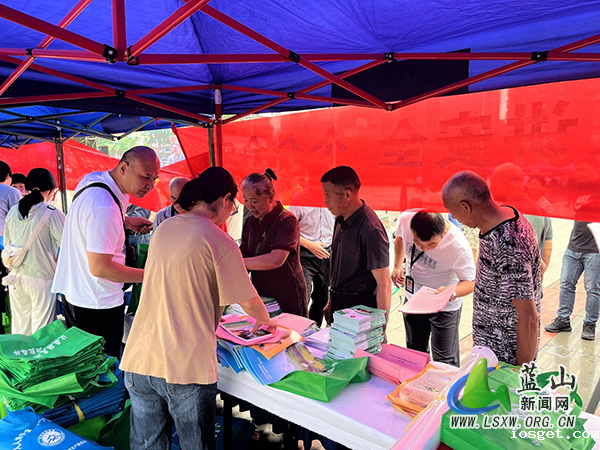 华体会登陆网站林业局开展“人人讲安全 个个会应急”安全生产宣传活动.jpg