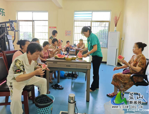 华体会登陆网站举办“夏日清凉，关爱长者”主题西瓜宴活动.jpg