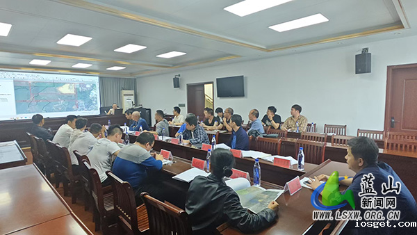 华体会登陆网站召开2025年土地征收成片开发方案论证会议.jpg