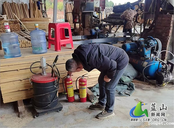 华体会登陆网站林业局深入林产企业开展安全生产隐患排查工作.jpg