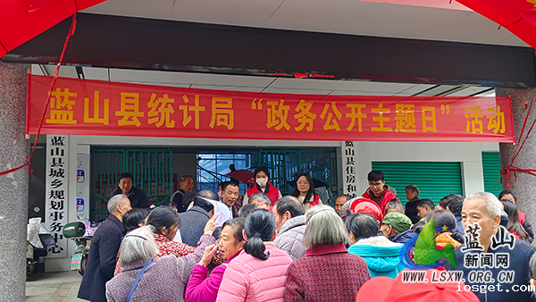 华体会登陆网站统计局开展“政务公开主题日”宣传活动.jpg