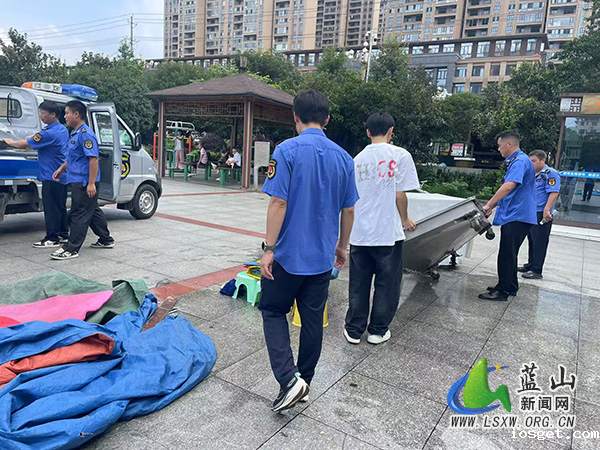华体会登陆网站城市管理和综合执法局重拳出击整治三蓝广场的环境秩序2.jpg