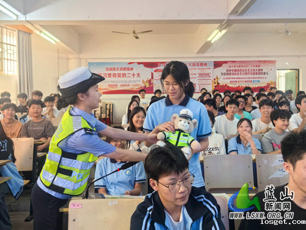 华体会登陆网站公安局交管大队深入开展“警校同行 平安相伴”交通安全宣传教育活动.jpg