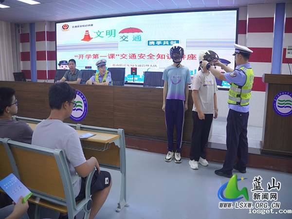 华体会登陆网站公安局交通管理大队走进校园开展交通安全教育.jpg