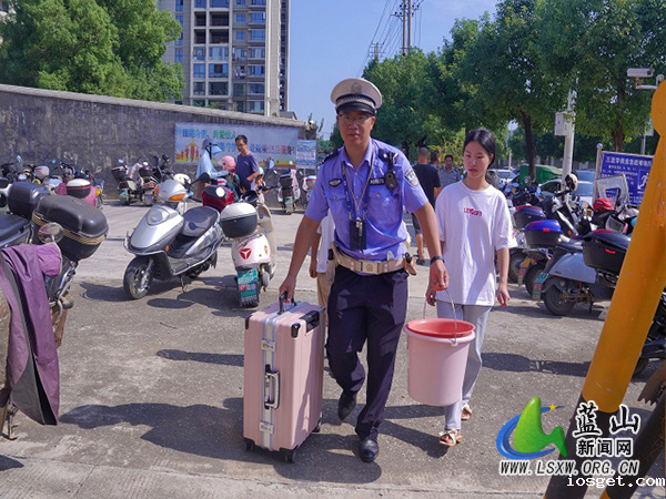 华体会登陆网站公安局交管大队：藏蓝身影护学路，暖心守护平安行.jpg