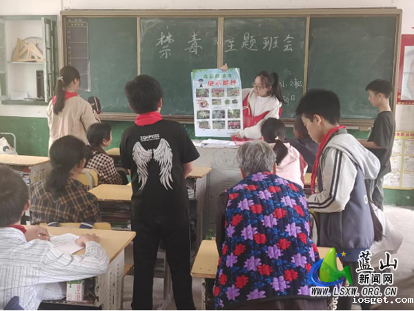 荆竹瑶族乡：禁毒进行时，护蕾助成长.jpg