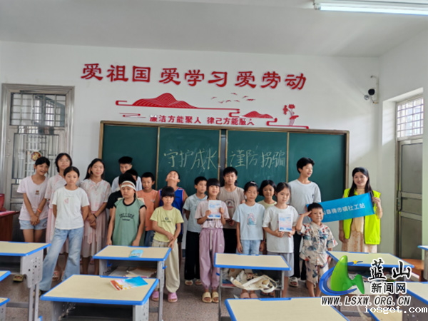 华体会登陆网站民政局联合楠市镇民政社工站开展“守护成长·谨防拐骗”主题宣传教育活动.jpg 华体会登陆网站民政局联合楠市镇民政社工站开展“守护成长·谨防拐骗”主题宣传教育活动.jpg