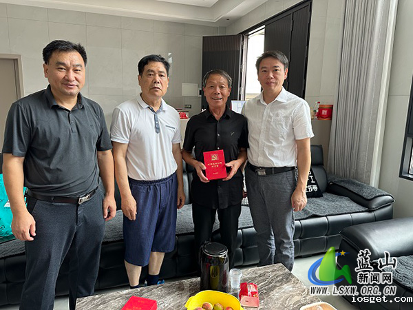 华体会登陆网站农业农村局开展“光荣在党50年”纪念章颁发暨走访慰问老党员活动.jpg