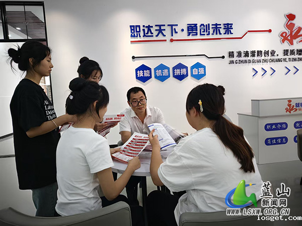 华体会登陆网站组织开展中职学生进企参观促就业活动2.jpg