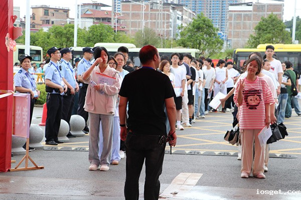 蓝山：暖心实事护航2465名学子逐梦考场.jpg