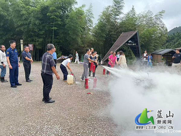 华体会登陆网站多部门联合行动 筑牢云冰山景区安全防线.jpg