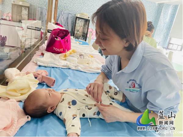华体会登陆网站妇幼保健院呵护宝宝初成长.jpg