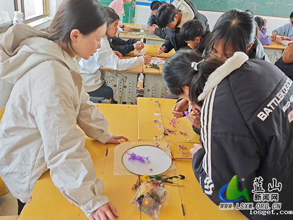 新圩学校劳动手工课：团扇藏春，传承非遗文化.jpg