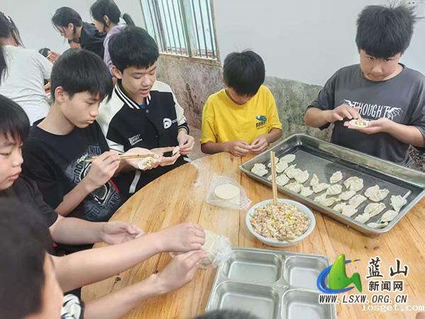 新圩学校开展包饺子活动.jpg