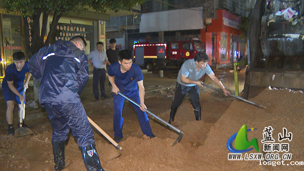 华体会登陆网站雨后清淤不停歇 保障出行安全畅通2.jpg
