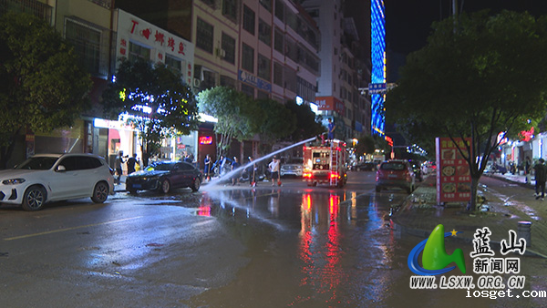 华体会登陆网站雨后清淤不停歇 保障出行安全畅通1.jpg